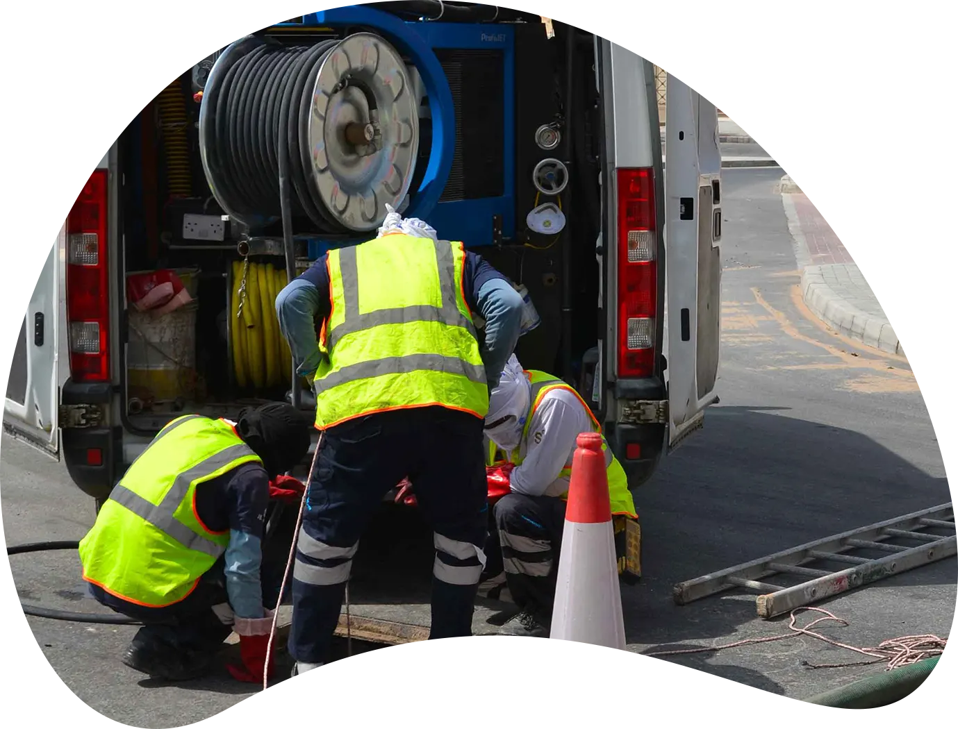 **Rioolspecialist die met moderne apparatuur werkt in Nederland** 🔧🚰
